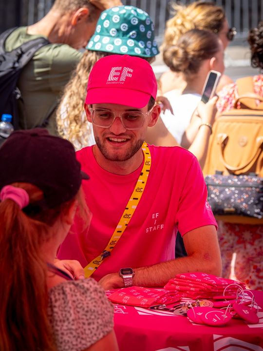Arnaud en échange avec le public sur le Tour de France